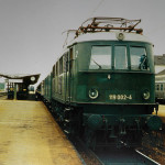 Im Schnellzugdienst damals unverzichtbar, die E 19 002 bei einem kurzen Halt in Treuchtlingen am 19. September 1977.