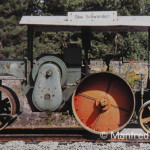 Vor dem Schwellenwerk in Schwandorf erinnert diese Spezial-Dampfwalze an die Tradition des Werkes, dessen Entstehung mit dem Grundnetz der Ostbahnen gekoppelt ist. 8. August 1997