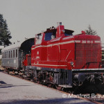 Nebenbahn Falls - Gefrees; Als Personenzug pendelte die Rangierlok V 60 111 mit dem alten Personenwagen jeweils vormittags und nachmittags an Werktagen. Der letzte Tageszug nach Falls nahm noch Güterwagen mit und nannte sich dann GmP (Güterzug mit Personenbeförderung). Die Aufnahme entstand am 15. August 1973.  Die abgebildete „Donnerbüchse“ gehört heute, schön restauriert, zum Bestand des Bayerischen Localbahnvereins.