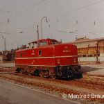 Coburg; V 80 004 wird gleich an den bereitgestellten Personenzug nach Rodach ankuppeln. Aufnahme am 6. September 1969