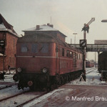 Die Situation in Schweinfurt ist im Winter 1967 geprägt von Dampf- und Dieselloks, bayerischen und preußischen Signalen. Die „Kriegslok“ der Reihe V 188 kam soeben mit einem Personenzug von Bad Kissingen, kuppelte ab und übernahm anschließend einen Güterzug nach Bamberg.