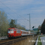 Die kleine Kirche bei Hausbach grüßt am 2. Mai 1997 die Reisenden des  EC „Franz-Liszt“ aus Budapest auf dem Weg nach Nürnberg, Frankfurt/Main, Köln und Düsseldorf.