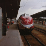 Urlaubersonderzug am Gleis 4 des Würzburger Hauptbahnhofes. Der Triebwagen vom Typ 601 legt in Würzburg Hbf. am 22. April 1979 einen Stopp ein.