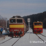 Deutsch-tschechische Begegnung in Bayerisch-Eisenstein am 20. Februar 1994. Beteiligt sind die tschechischen Diesellokomotiven  753 077 und 753 331.