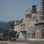 Vorbei an den neuen Zeugen eines Industriezeitalters in Hartmannshof, fährt die Dampflok der Baureihe 23 105 mit einem Sonderzug nach Amberg. Hartmannshof am 28. Juli 1985