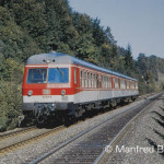 Auch schon historisch! In ursprünglicher Farbgebung kommt der 614 043 die Rampe von Neukirchen b.S.R. herunter und fährt nach Nürnberg-Hbf. Aufnahme Lehenhammer am 29. September 1985