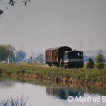 Eine Kleinlok der Reihe 333 107 am 18. Mai 1989 nach der werktäglichen Bedienung der Güterkunden auf der Nebenbahn Neumark/Opf. - Beilngries, nahe dem Bahnübergang zwischen Pollanten und Mühlhausen.