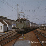 E 44 017 hat die Wagen aus der Hinterstellanlage in Nürnberg-Dutzendteich geholt, fährt am 16. April 1972 in Nbg.-Hbf. Gleis 1 ein und wird wenig später Pendler nach Bamberg bringen.